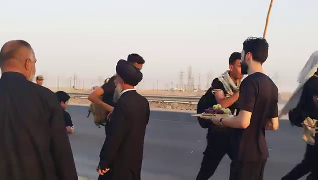 موكب ممثلية المرجع اليعقوبي في أبي الخصيب يستقبل حشود الزائرين المتجهين إلى كربلاء