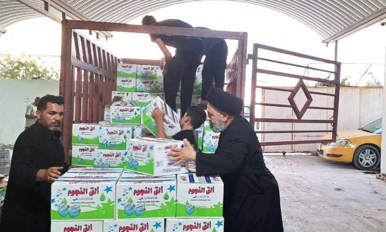 "كرم السجاد" توزع أكثر من 1000 كرتون مياه ومواد غذائية لمواكب الزائرين في الديوانية