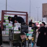 "كرم السجاد" توزع أكثر من 1000 كرتون مياه ومواد غذائية لمواكب الزائرين في الديوانية