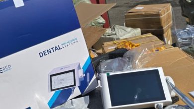 حاويات وشاحنات