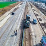 بدء أعمال التوسعة ورصف القالب الجانبي لطريق النهروان – الجسر الفرنسي في قضاء المدائن